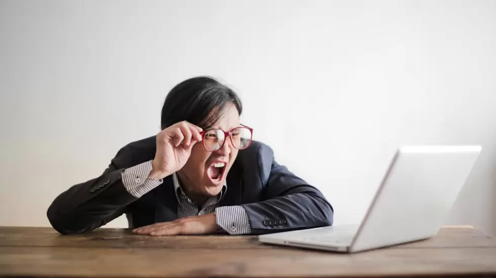 Gritando Hombre Formal Viendo Noticias En La Computadora Porttil