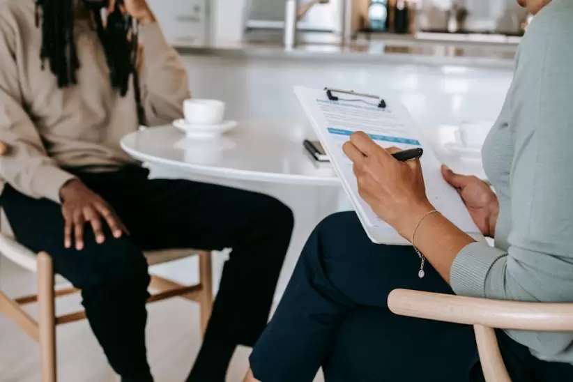 Recortar Entrevistador Multitnico Sin Rostro Y Buscador De Empleo Pasando Por Una Entrevista