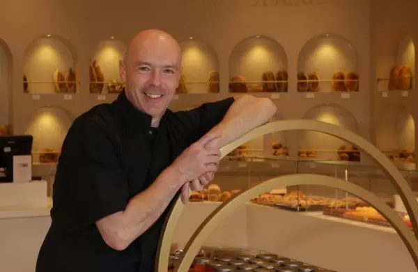 El Cyril expande su industria chocolatera? Oui!