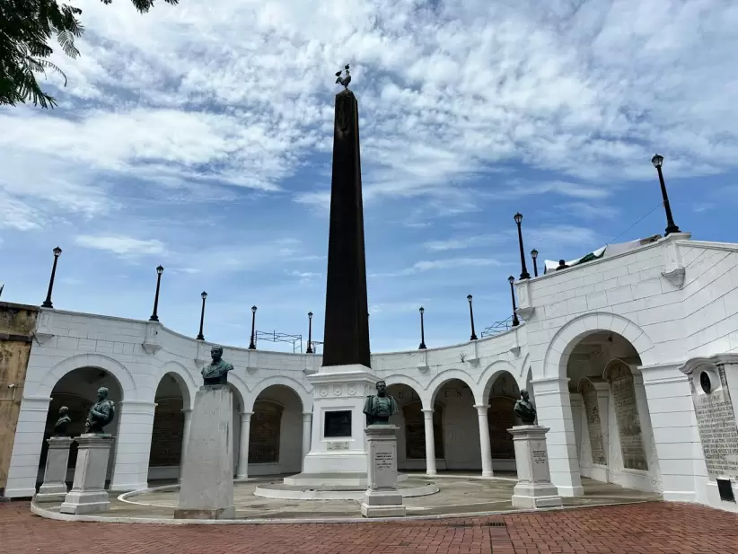 Monumento de prceres panameos en el Casco Antiguo.