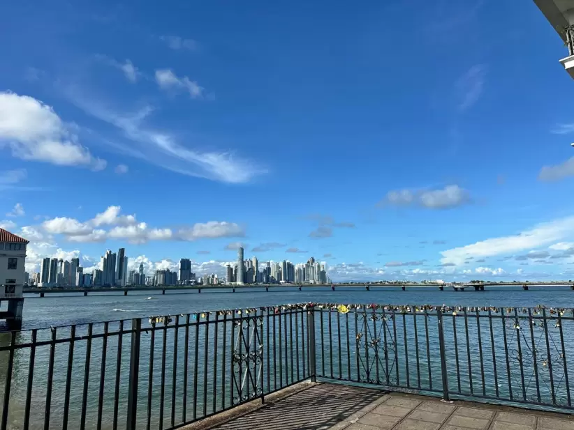 Panormica de la costa panamea y sus edificios.