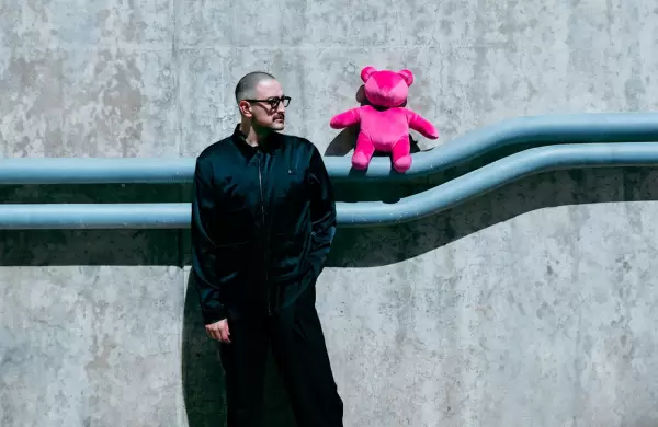 Un oso rosa golpea las puertas de la NFL