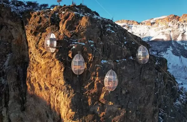 El increíble hotel con habitaciones "burbuja" en la montaña que estrenará la Patagonia