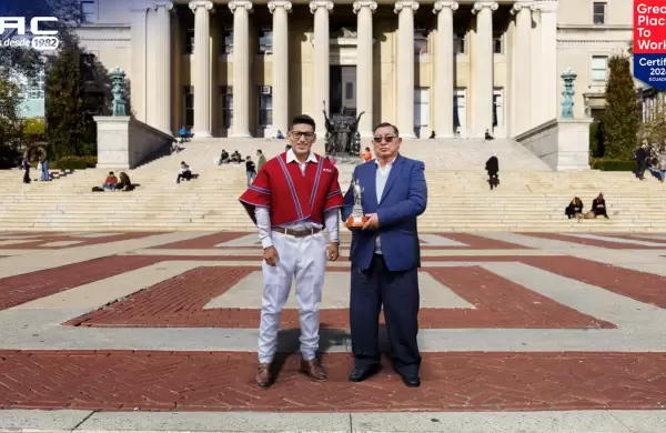 Ambateo es condecorado en la Universidad de Columbia, Nueva York