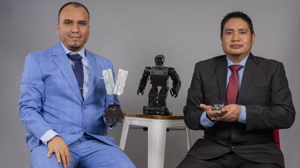 Miguel Snchez y Jonathan Chamba Robots