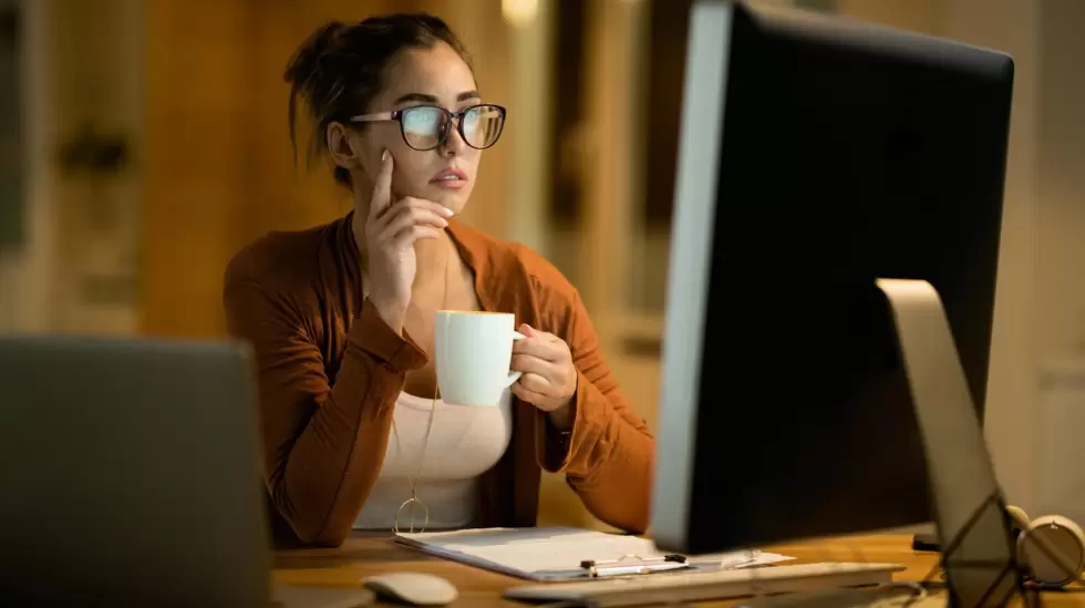 Freepik mujer trabajo remoto oficina emoresa