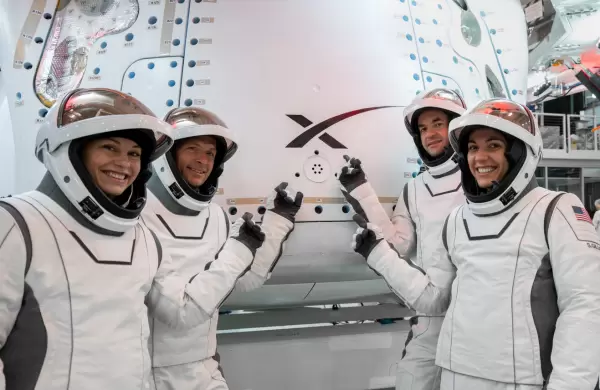 Con la presencia del multimillonario Jared Isaacman, Space X complet la "primera caminata espacial privada" de la historia