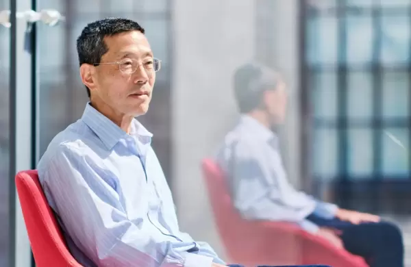 Es profesor del MIT, tiene 8 startups climáticas y US$ 2.500 millones en financiación