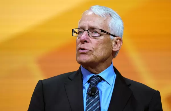 Es miembro de la familia fundadora de Walmart y se convirtió en "el primero del clan" en alcanzar una fortuna de 12 cifras