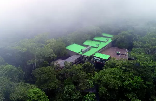 Un edn arropado por las nubes