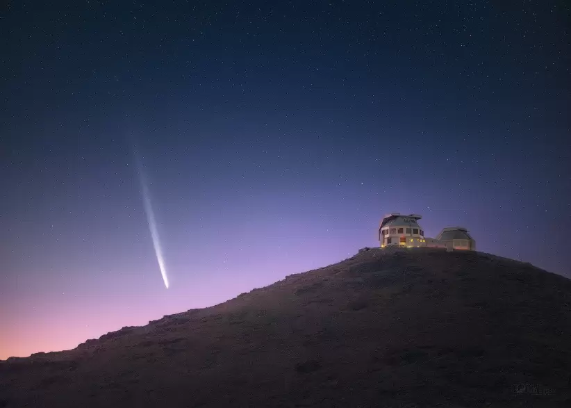 cometa atlas junto a los telecopios magallanes en chile