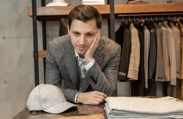 Tiene 27 años, hace indumentaria de lujo y gestiona 14 locales