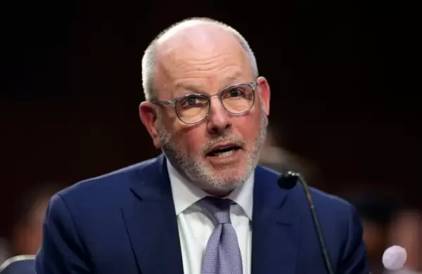 Las acciones de CVS se desploman un 10% tras cambio de CEO y ajuste de ganancias