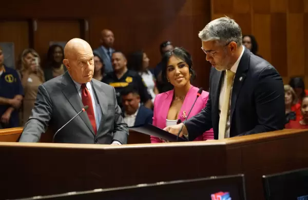 La voz ecuatoriana que despierta a un millón de latinos en Houston