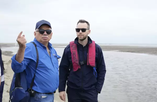 Una isla de manglares en Ecuador con ecoingeniería y recursos extranjeros