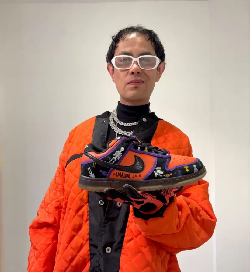 Christian Medina sosteniendo las Nike SB Dunk Low 'Da de Muertos' que l dise