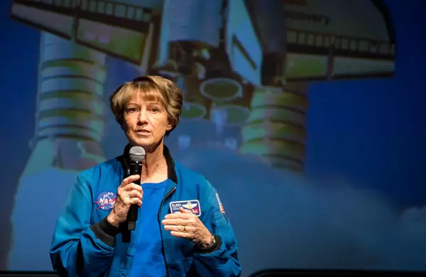 La increíble vida de Eileen Collins, la primera comandante femenina del transbordador espacial de la NASA