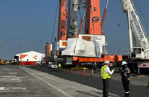 Los 23 generadores termoeléctricos arribaron al puerto de Contecon en Guayaquil