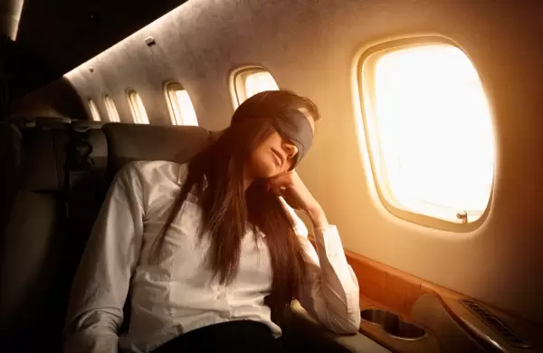 Técnicas y mejor posición: cómo dormir en el asiento de un avión