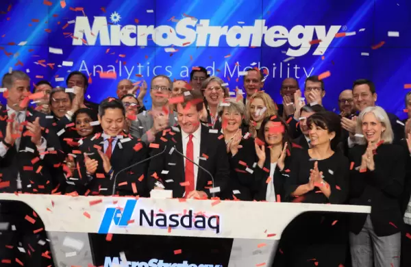 Las acciones de MicroStrategy suben tras su inclusión en el Nasdaq 100: el gigante del bitcoin sube un 570% este año