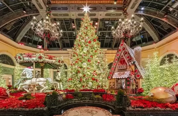 Desde Estados Unidos a Japón, los 17 mejores árboles navideños en hoteles