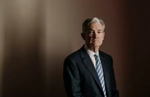 El jefe de la Reserva Federal advierte que las políticas migratorias de Trump están frenando la economía de EE.UU.
