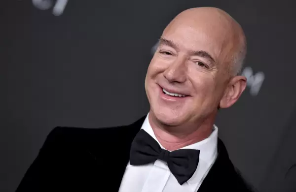 La lujosa boda de Jeff Bezos en Venecia enciende la furia de los vecinos: protestas, grafitis y carteles gigantes