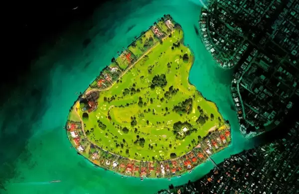 La isla de Jeff Bezos y los multimillonarios: el terreno vacío que se vende por un récord de 200 millones de dólares