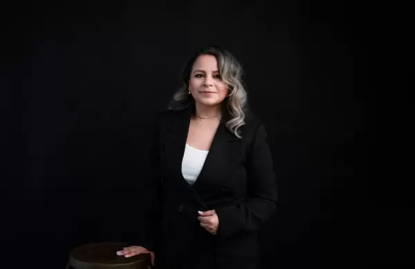 De los vinilos al streaming: la ecuatoriana que conecta generaciones con Hombres G