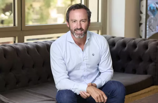 La IA abierta desafa al mercado proponiendo modelos que consumen menos recursos