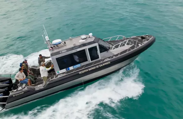 Fundación de Jeff Bezos dona lancha para patrullar las Galápagos