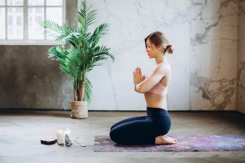 Mujer Meditando Con Velas E Incienso