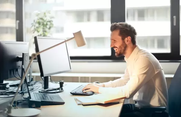 "Alegría forzada", el nuevo mandato corporativo que perturba a los empleados