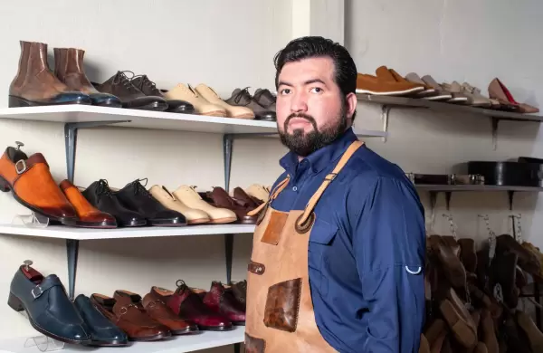 El exclusivo mundo de un maestro de pátina de zapatos