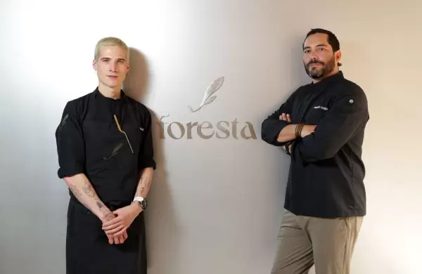 El bosque gastronómico que echa raíces sobre piedra volcánica