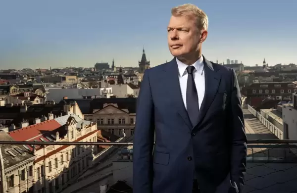 Conoc al multimillonario cuyo imperio inmobiliario abastece a marcas como Hyundai y H&M