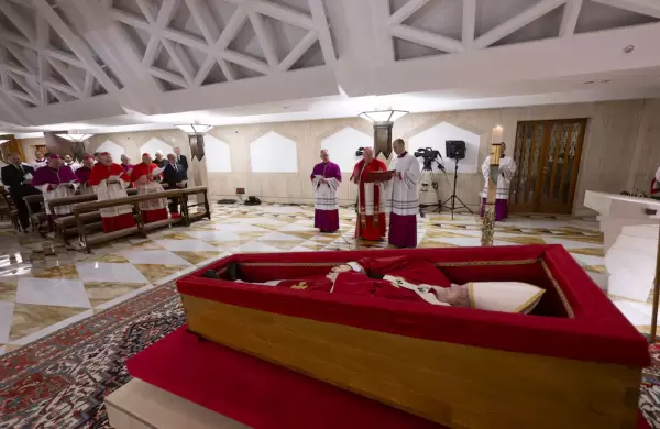 Trump dict la bandera a media asta en EE.UU. e ir al funeral del Papa