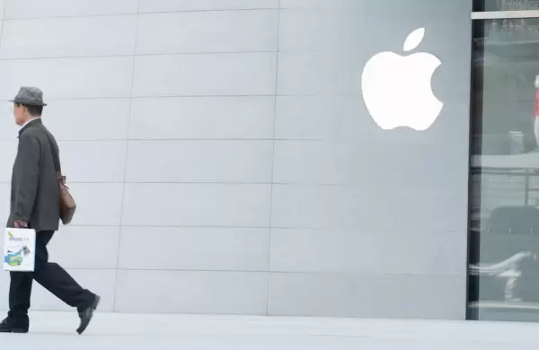 Las acciones de Apple caen mientras Tim Cook prevé un impacto por los aranceles de Trump