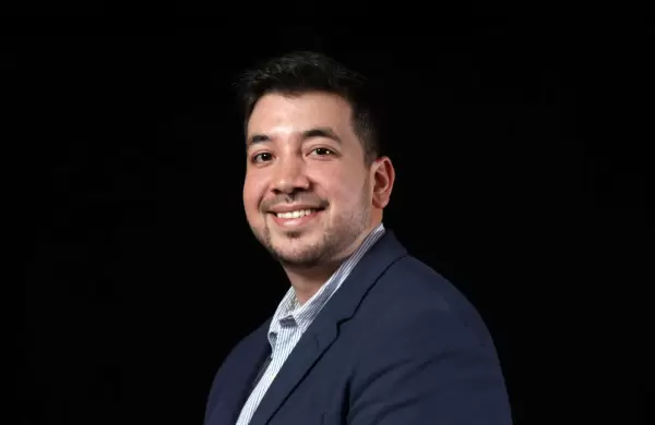 Dejó la zona de confort para emprender y capacitar a líderes sociales