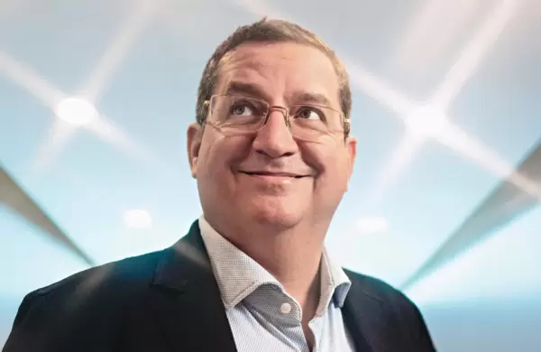 Quién es el venezolano que compite con Elon Musk para conectar tu teléfono desde el espacio