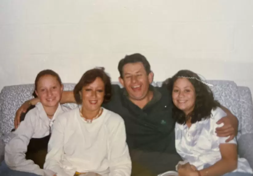 Mario Iturralde junto a su esposa e hijas.