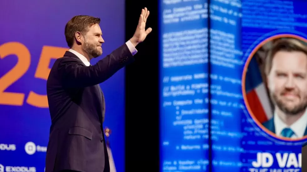 jd vance en el escenario de la  bitcoin 2025 en las vegas