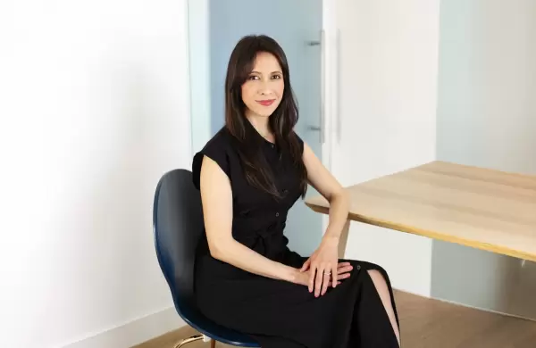 La ingeniera lojana que ilumina tres continentes