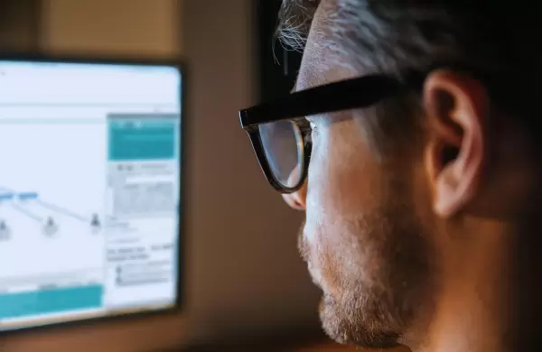 Trump lo indultó: ahora vendió su negocio cibernético por US$ 200 millones