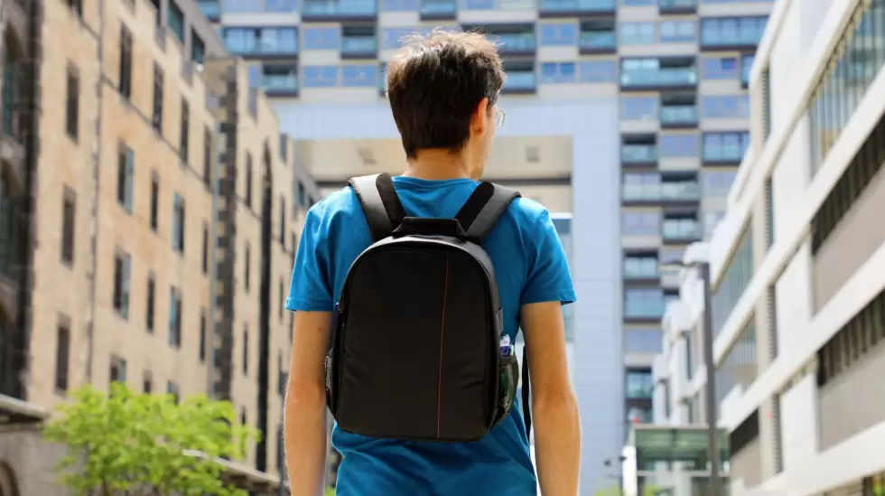 joven va a la universidad
