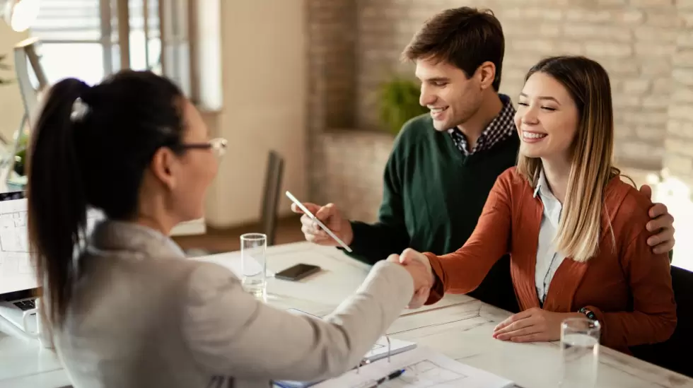 Una pareja concreta la contratacin de un seguro con el asesoramiento de una age