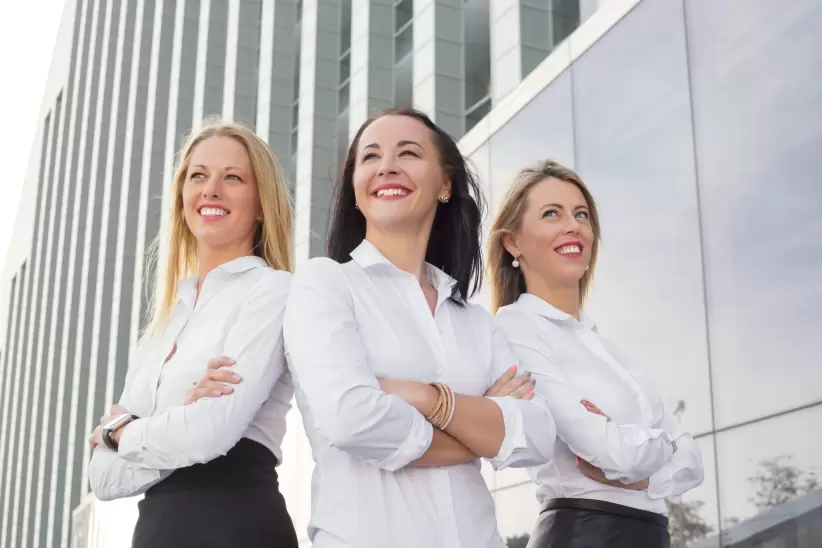 Lderes empresariales proyectan confianza y determinacin, impulsando el cambio y la innovacin en el entorno corporativo.