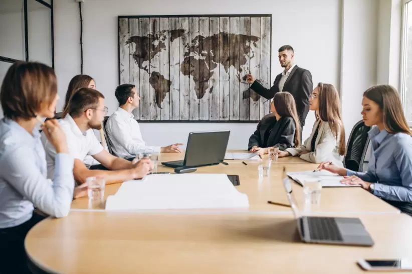 grupo-de-personas-trabajando-en-un-plan-de-negocios-en-una-oficina (1)