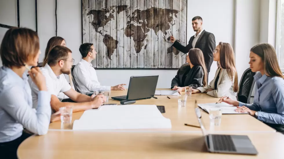grupo-de-personas-trabajando-en-un-plan-de-negocios-en-una-oficina (1)