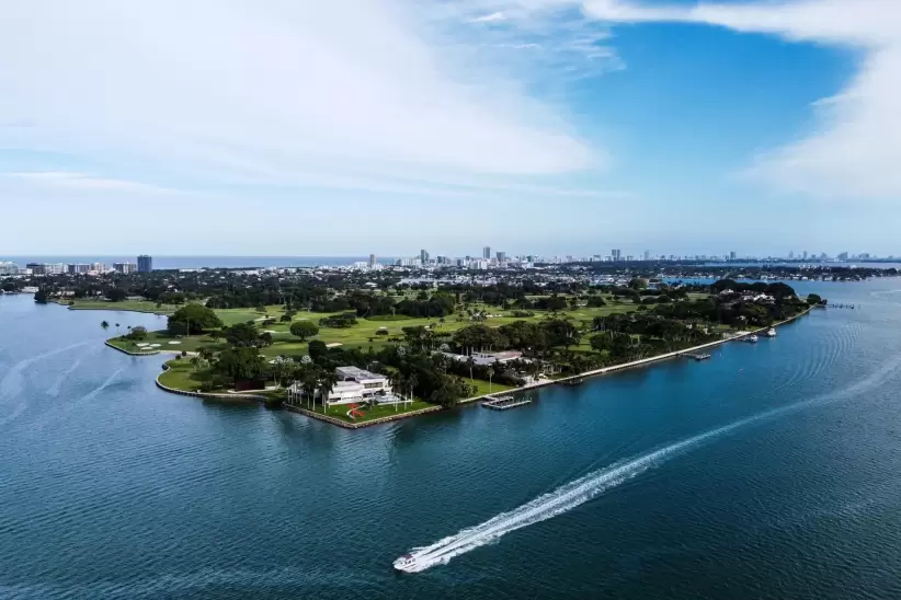 Indian Creek, una isla artificial cerca de Miami con slo 41 propiedades, tiene una lista impresionante de residentes ricos y de alto perfil.